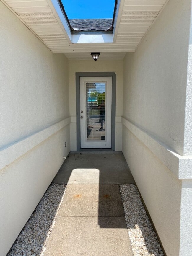 Building Photo - 15606 Finistere St