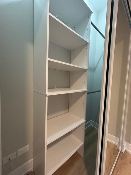 Building Photo - 423 W Belden Ave