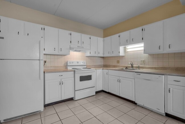 Building Photo - 80 N Warren St