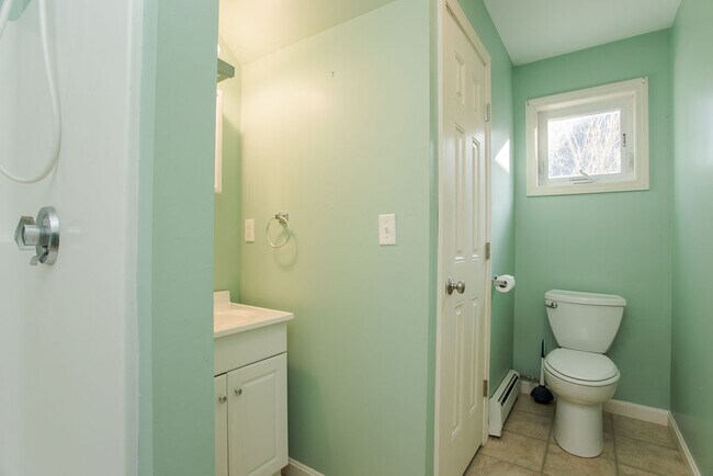 Building Photo - 7 Youngs Ln