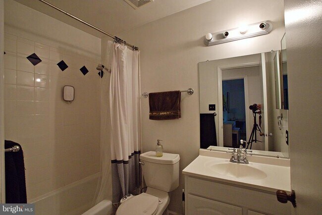 Building Photo - 1450 Greenmont Ct