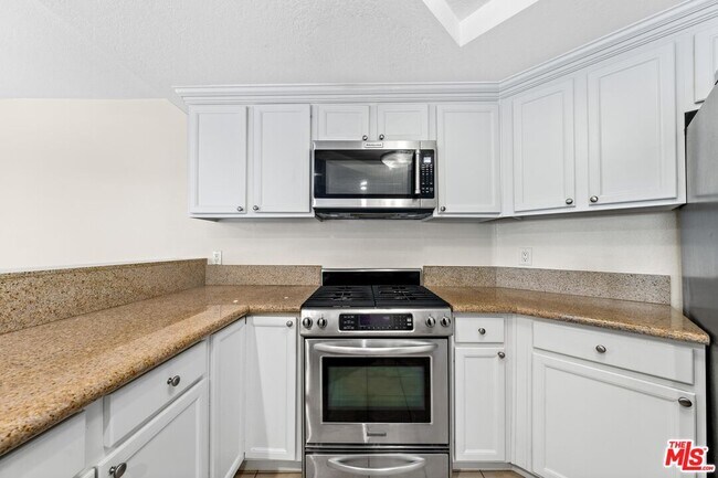 Building Photo - 1633 S Bentley Ave