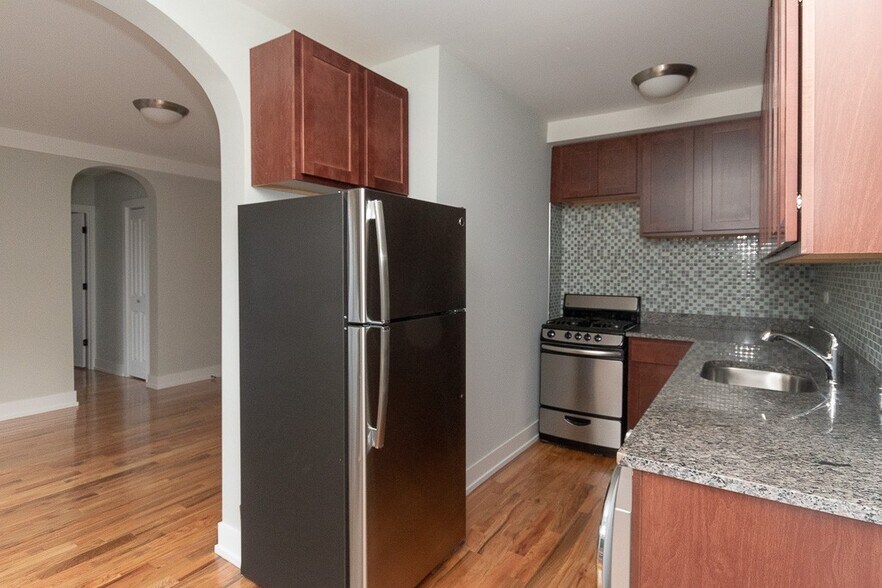 Building Photo - 556 W Arlington Pl