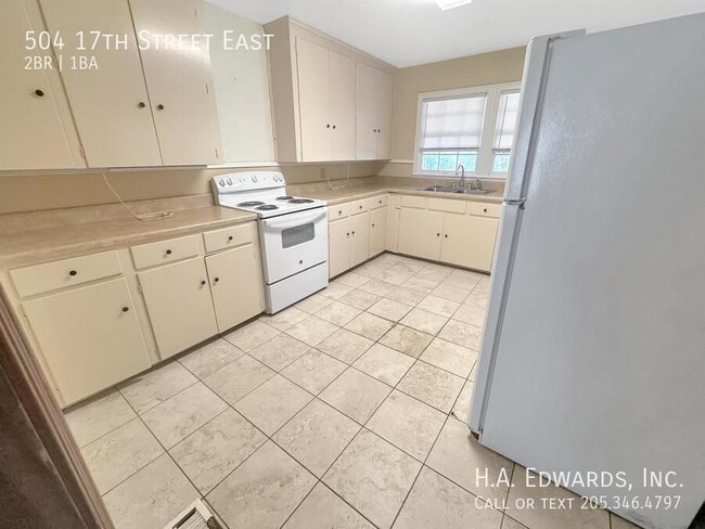 Building Photo - 504 17th St E