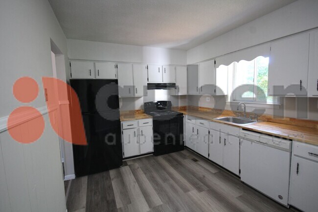 Building Photo - Pet-Friendly Duplex in East Ridge with Fenced Yard & Bonus Room!