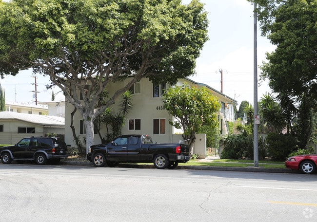 Building Photo - 4450 Overland Ave