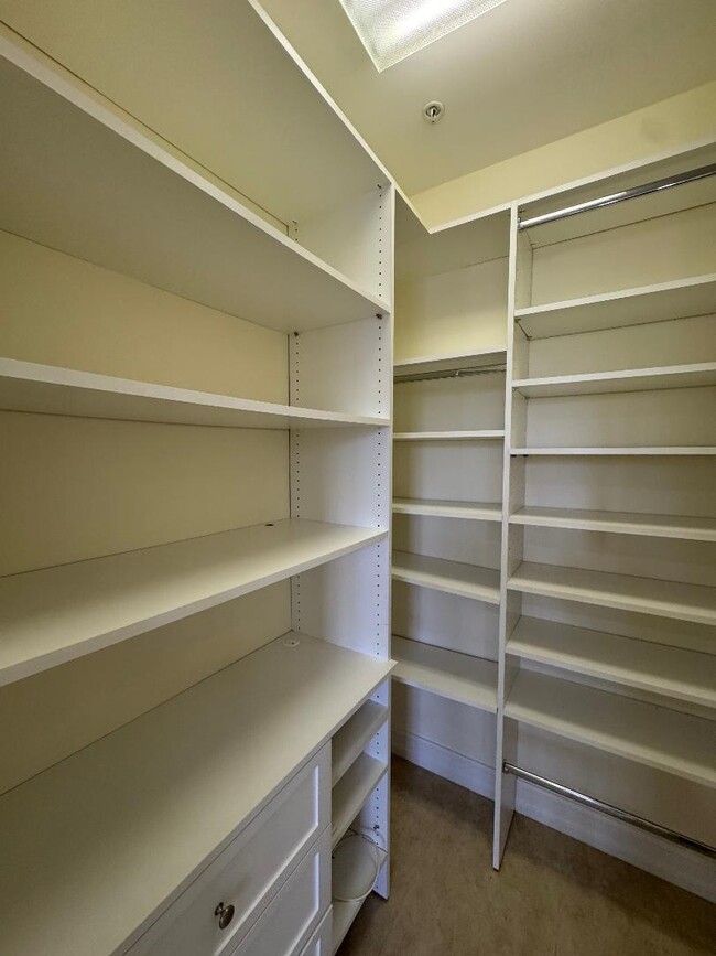 Building Photo - 304 W Mallory Cir