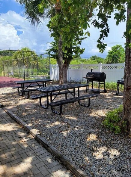 BBQ Picnic Area - 470 NW 20th St