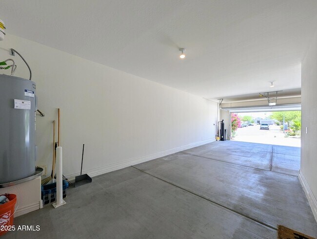 Building Photo - 6952 W Golden Ln