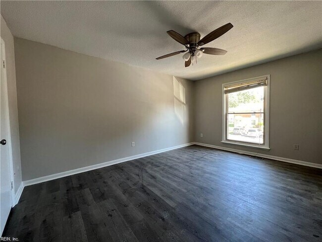 Building Photo - 5025 Eaton Ct