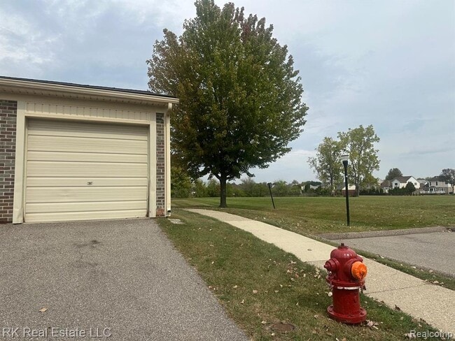 Building Photo - 2824 Roundtree Dr