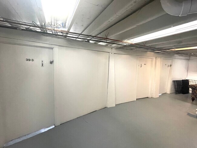 Building Photo - 2539 W Iowa St