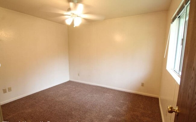 Building Photo - 1221