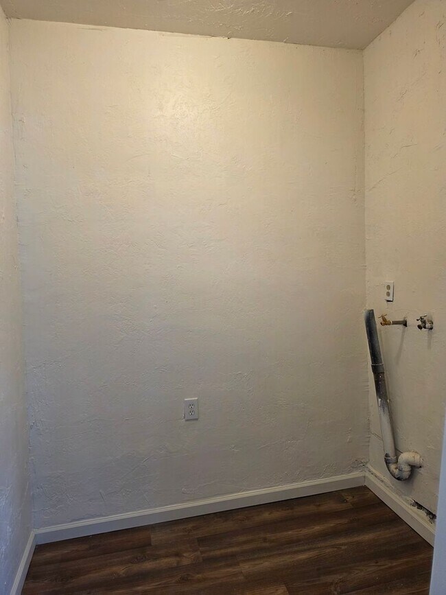 Building Photo - 3 Bedroom 2 Bath