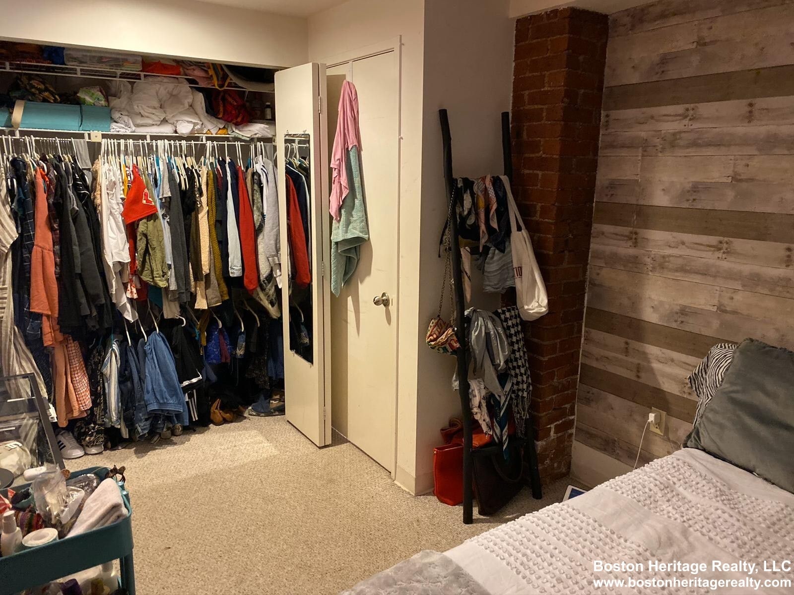 Building Photo - 84 Gainsborough St