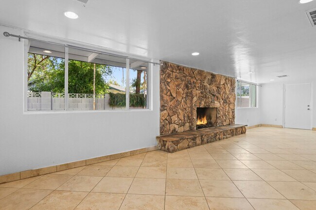 Building Photo - Prime ASU Location 5BR Home with Pool & Garage