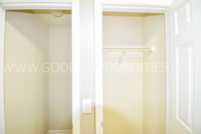 Building Photo - 3 Bedroom 2 Bath Townhome end unit in Glenn Village!!!