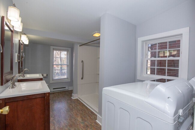 Building Photo - 2 Bedroom, 1.5 Bath, Duplex in Historic Martinsburg, WV