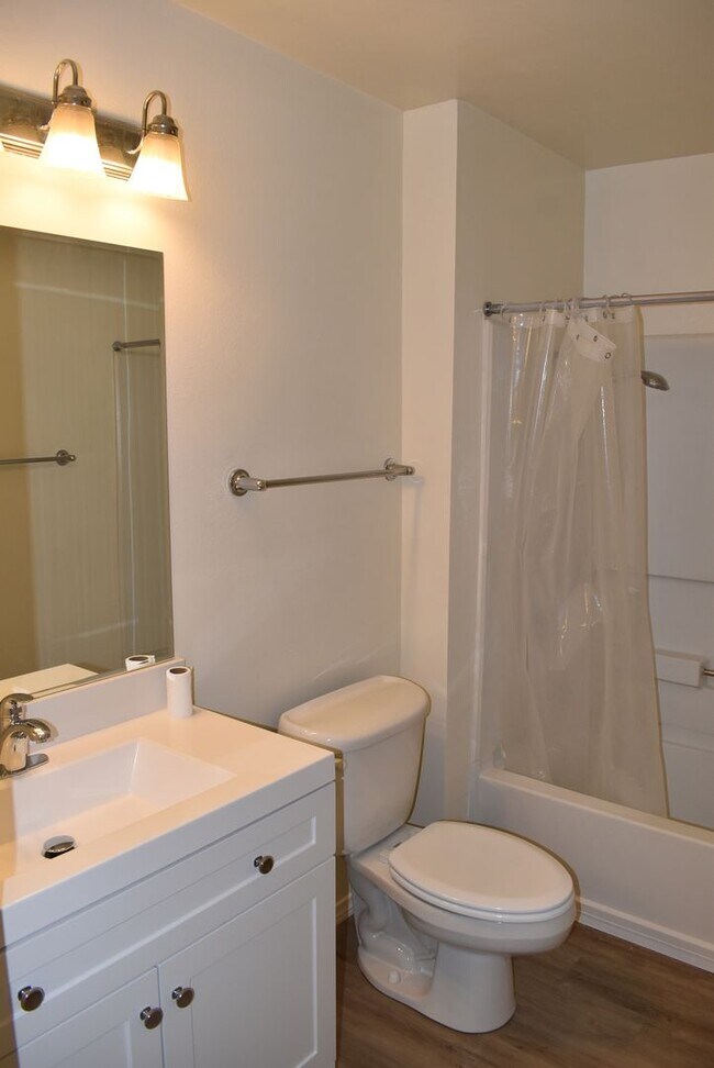 Building Photo - Remodeled 1 Bed, 1 Bath First Floor Condo in Carmel Trails