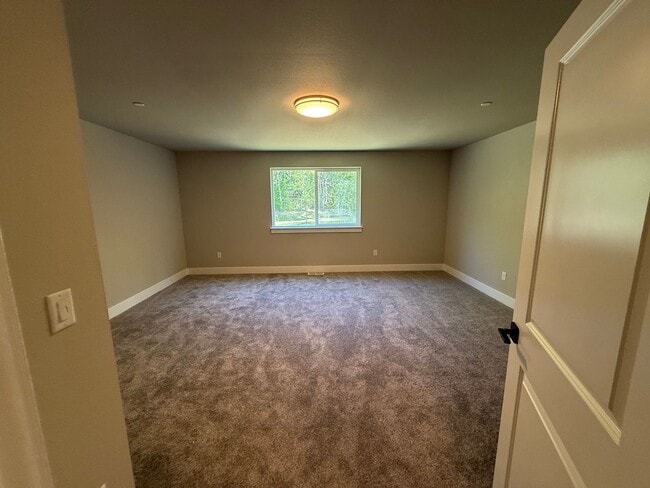 Building Photo - Spacious home in Bremerton.  Apply today t...