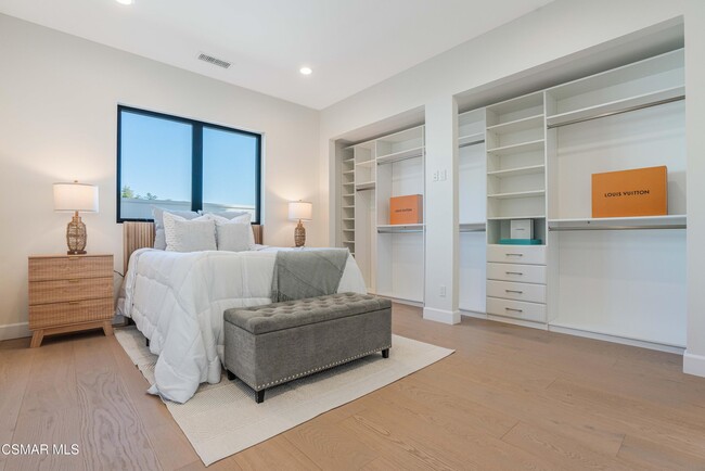 Building Photo - 252 Capri Dr