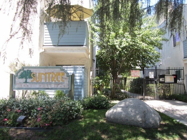 Primary Photo - Gated 2+1.5 w/pool+spa, basketball crt, cl...