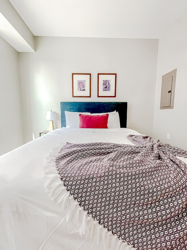 Building Photo - 1400 E Walnut St