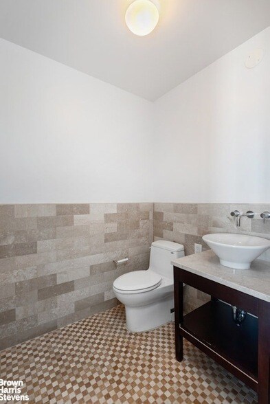 Building Photo - 640 W 237th St