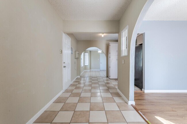 Building Photo - 875 Plainview Dr