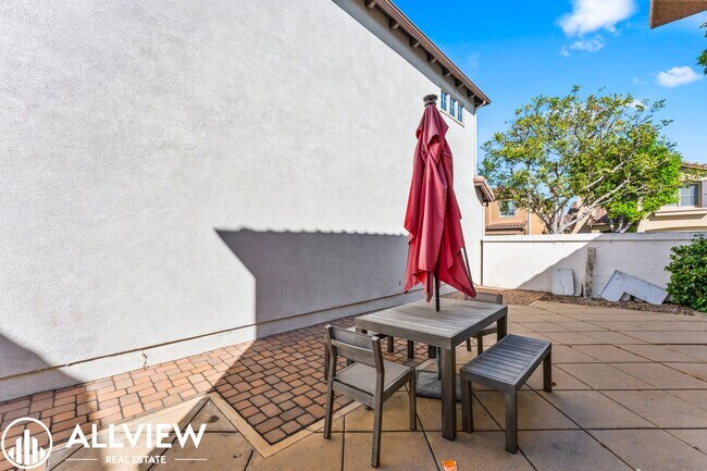 Building Photo - Beautiful 3 Bedroom, 2.5 Bathroom Home in the Heart of Tustin Ranch
