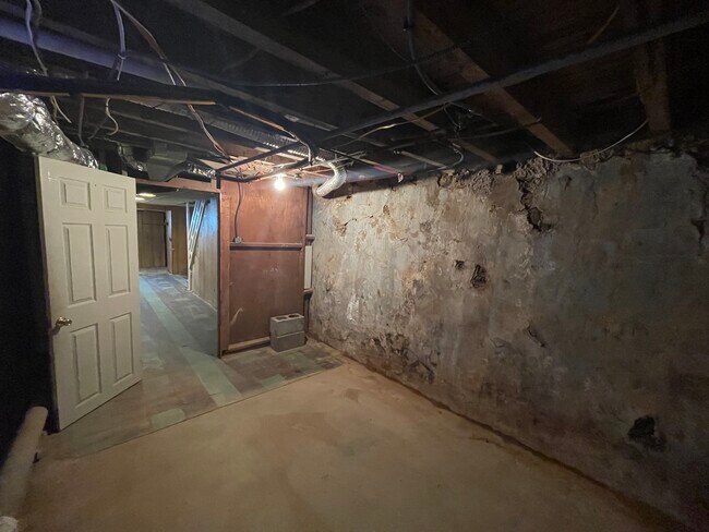 Building Photo - 1611 S Yewdall St