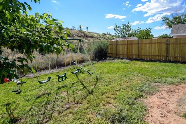 Building Photo - Bloomington Hills Beauty