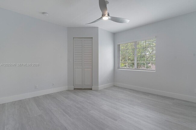 Building Photo - 2098 Madeira Dr