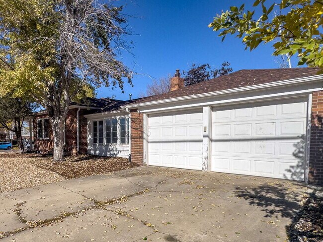 Building Photo - "Spacious 5-Bedroom Gem on Locust Street – 2,053 Sq. Ft. of Comfort in Denver's Heart!"