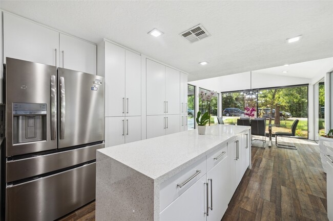 Building Photo - 64 N Timber Top Dr