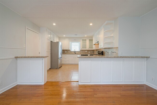 Building Photo - 4923 Poinciana Dr