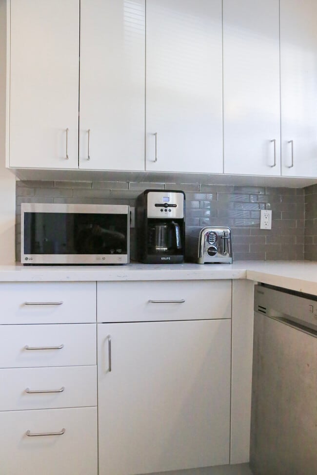 Building Photo - 601 S Sweetzer Ave