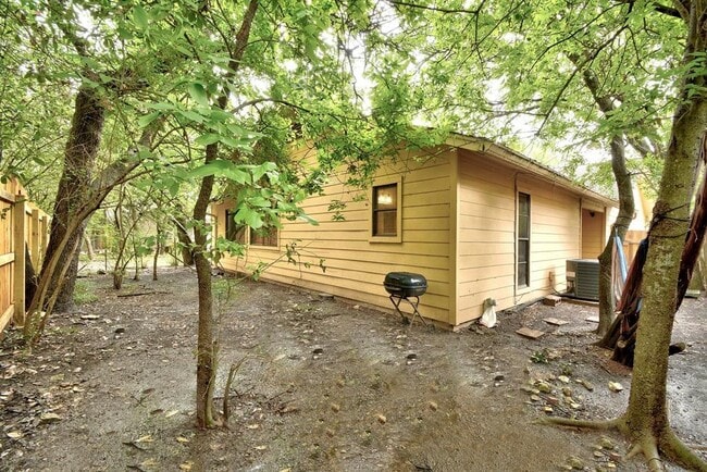 Building Photo - 8504 Mesa Dr