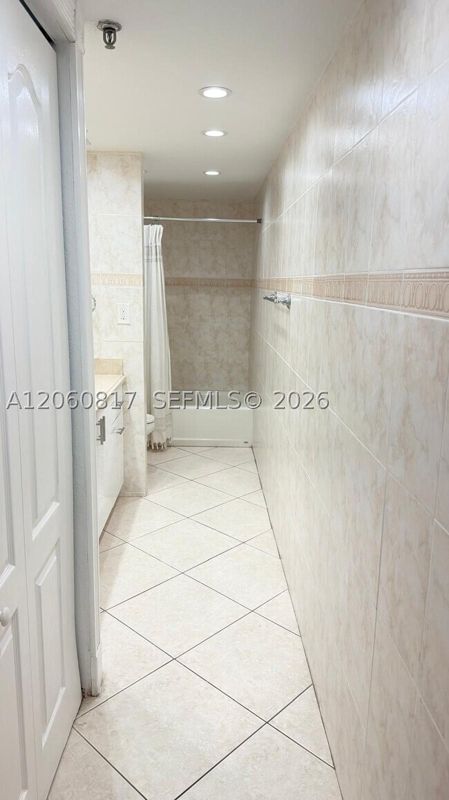 Building Photo - 2625 Collins Ave