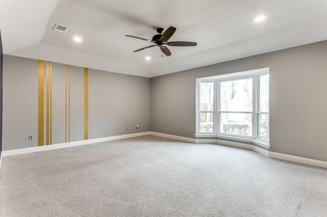 Building Photo - 4 bedroom with pool in Colleyville