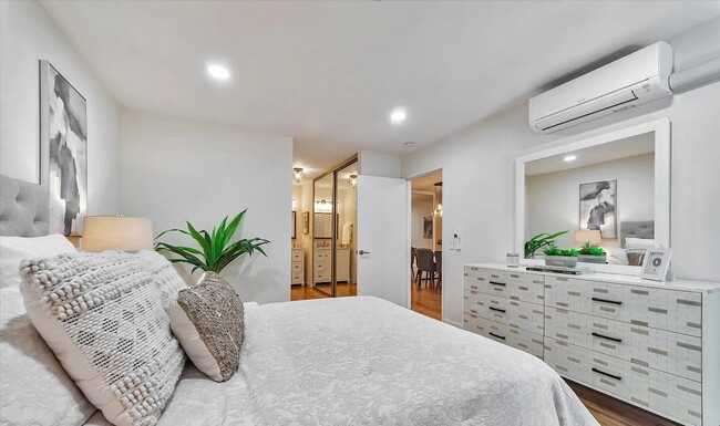 Building Photo - "Charming 1-Bed Oasis in Redwood City – Your Perfect Retreat Awaits!"