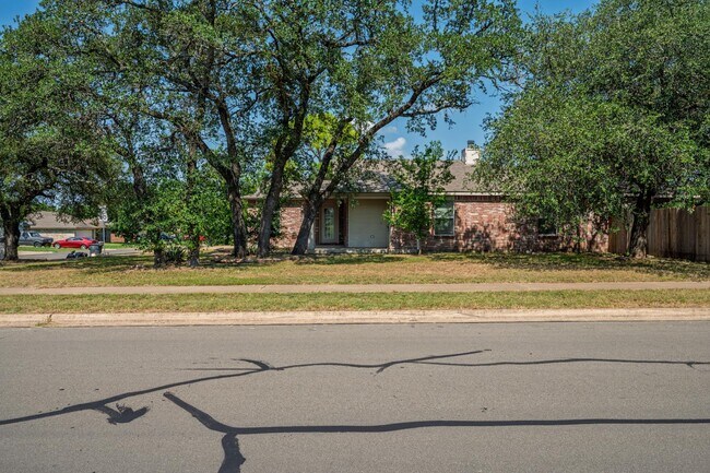 Building Photo - 2401 Haven Dr