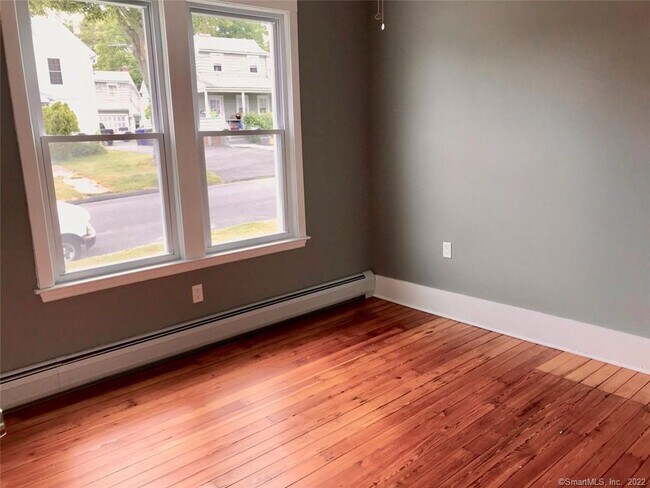 Building Photo - 15 Crofut Pl