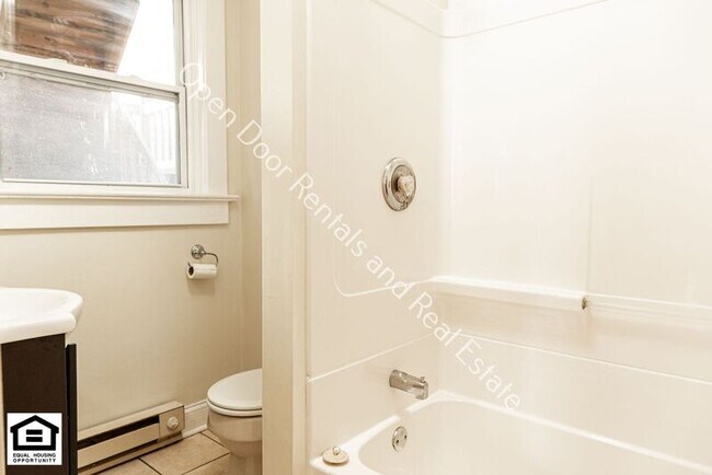 Building Photo - 1102 Rockhill St
