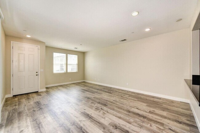 Building Photo - 3 Bed 2.5 Bath 2 Car Garage in Natomas