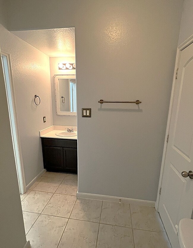 Building Photo - Spacious Four Bedroom Home Conveniently Located in Carpenters Landing