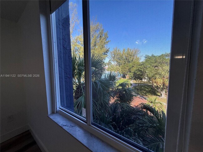 Building Photo - 10000 NW 80th Ct