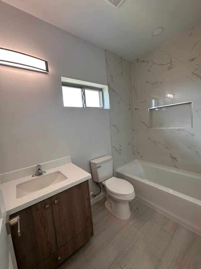 Building Photo - 1001 Julia St