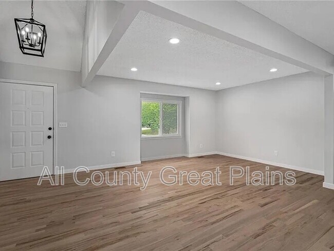 Building Photo - 1917 E Stratford Rd