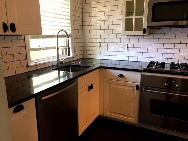 Building Photo - GREAT ANN ARBOR LOCATION – 2-BEDROOM END UNIT!